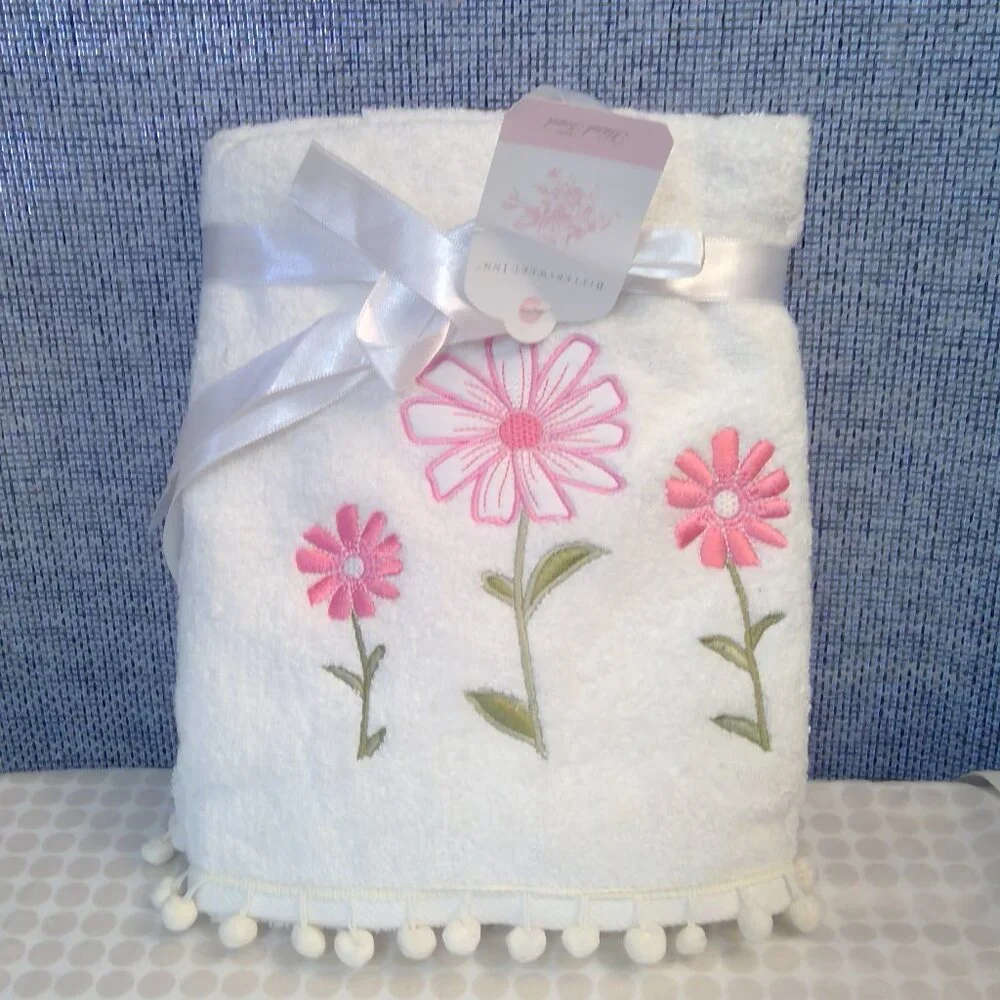 BRAND NEW Bittersweet Inn White Daisy Hand Towels (2)